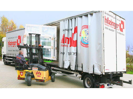 Die Fenster werden auf speziellen Transportgestellen mit dem Mitnahmestapler verladen